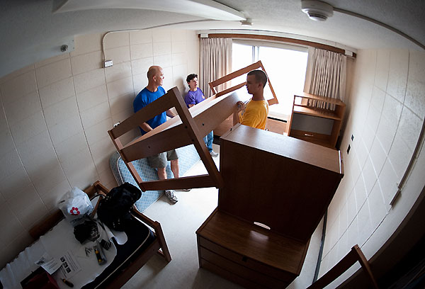res_hall_move_in09_3584